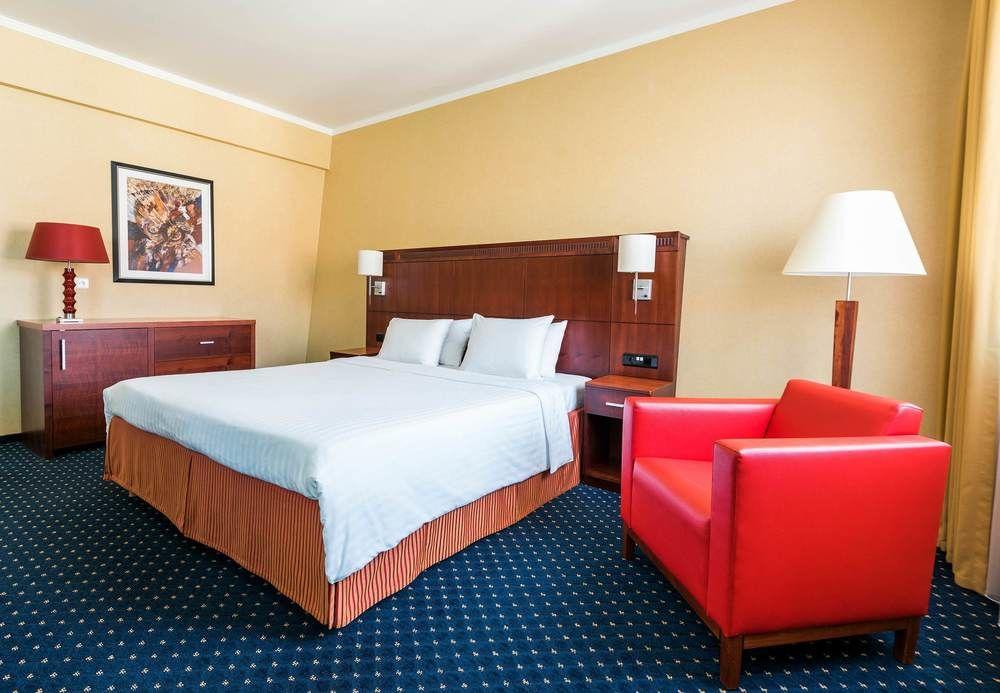 Courtyard By Marriott Prague City Bagian luar foto