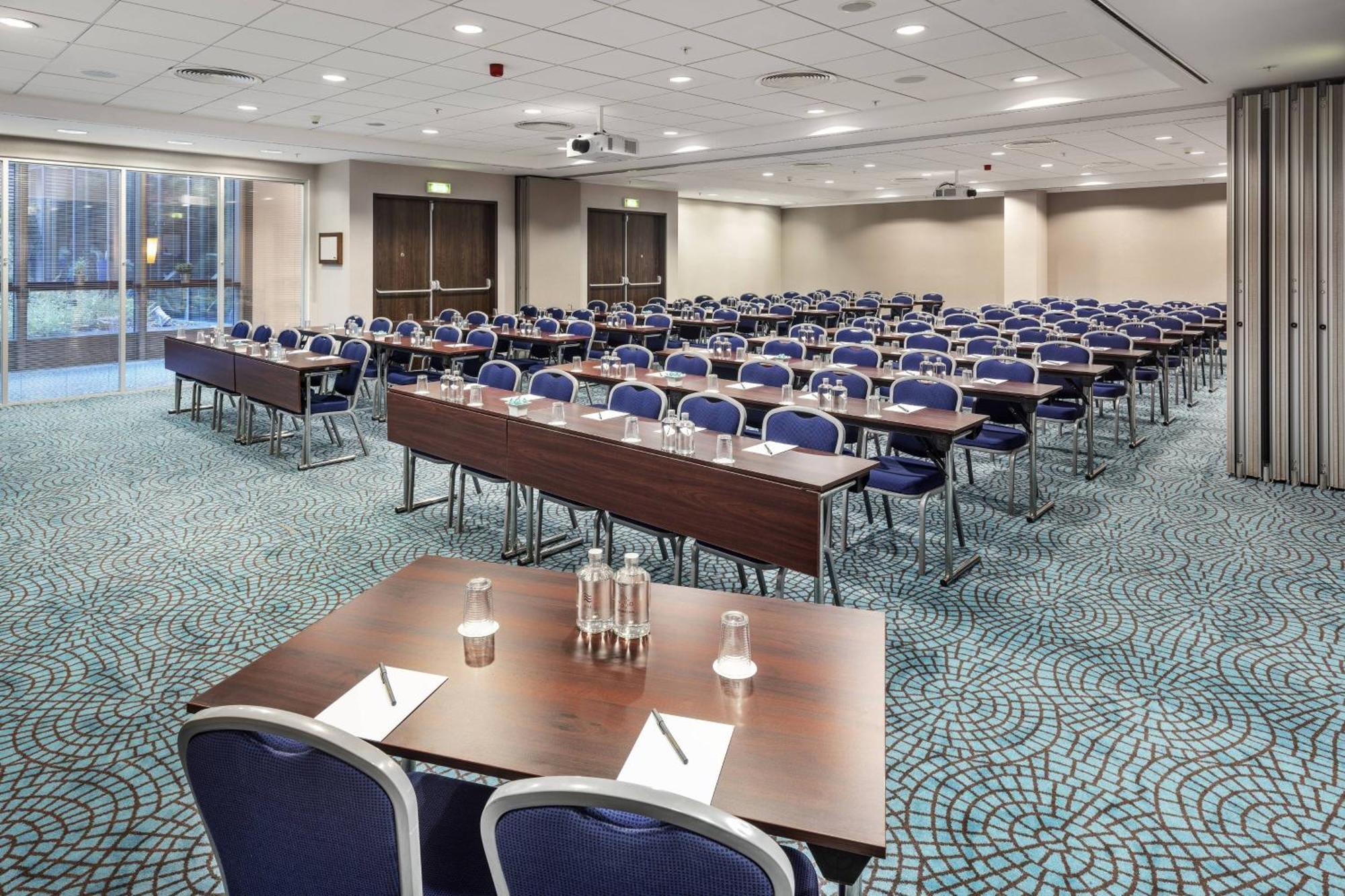 Courtyard By Marriott Prague City Bagian luar foto