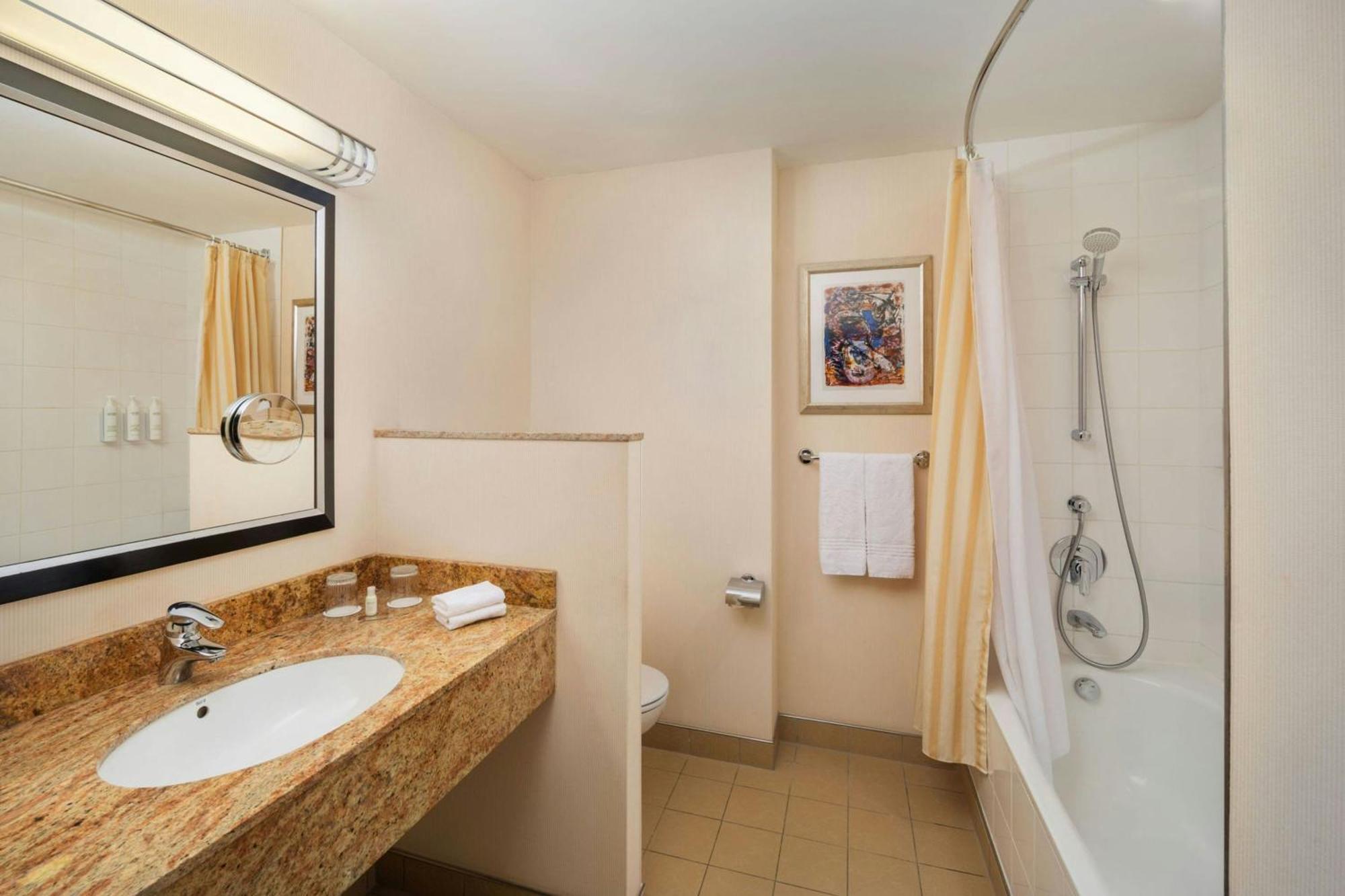Courtyard By Marriott Prague City Bagian luar foto