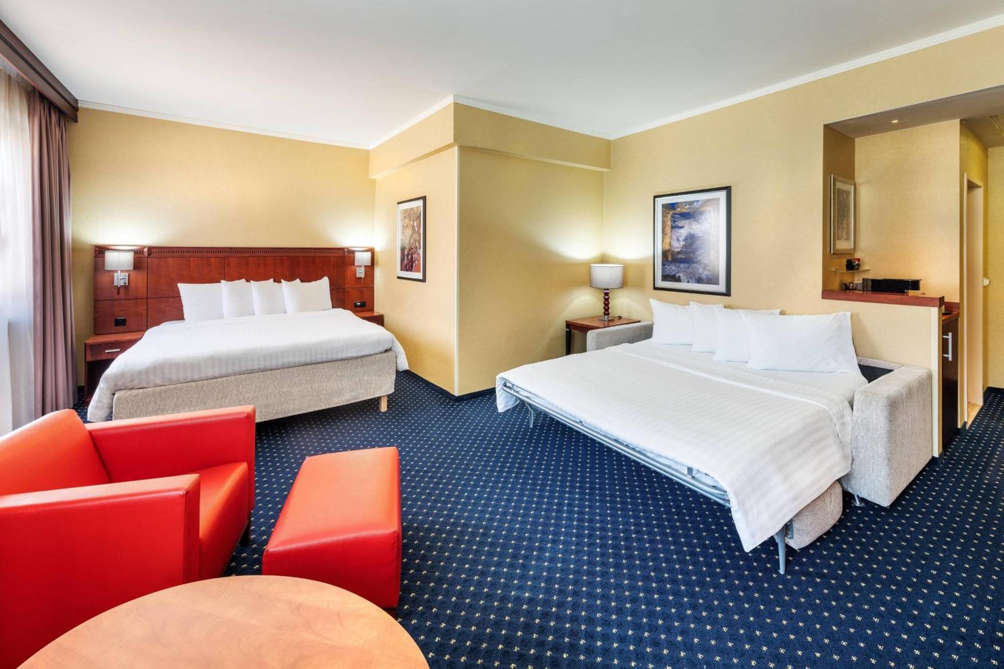 Courtyard By Marriott Prague City Bagian luar foto
