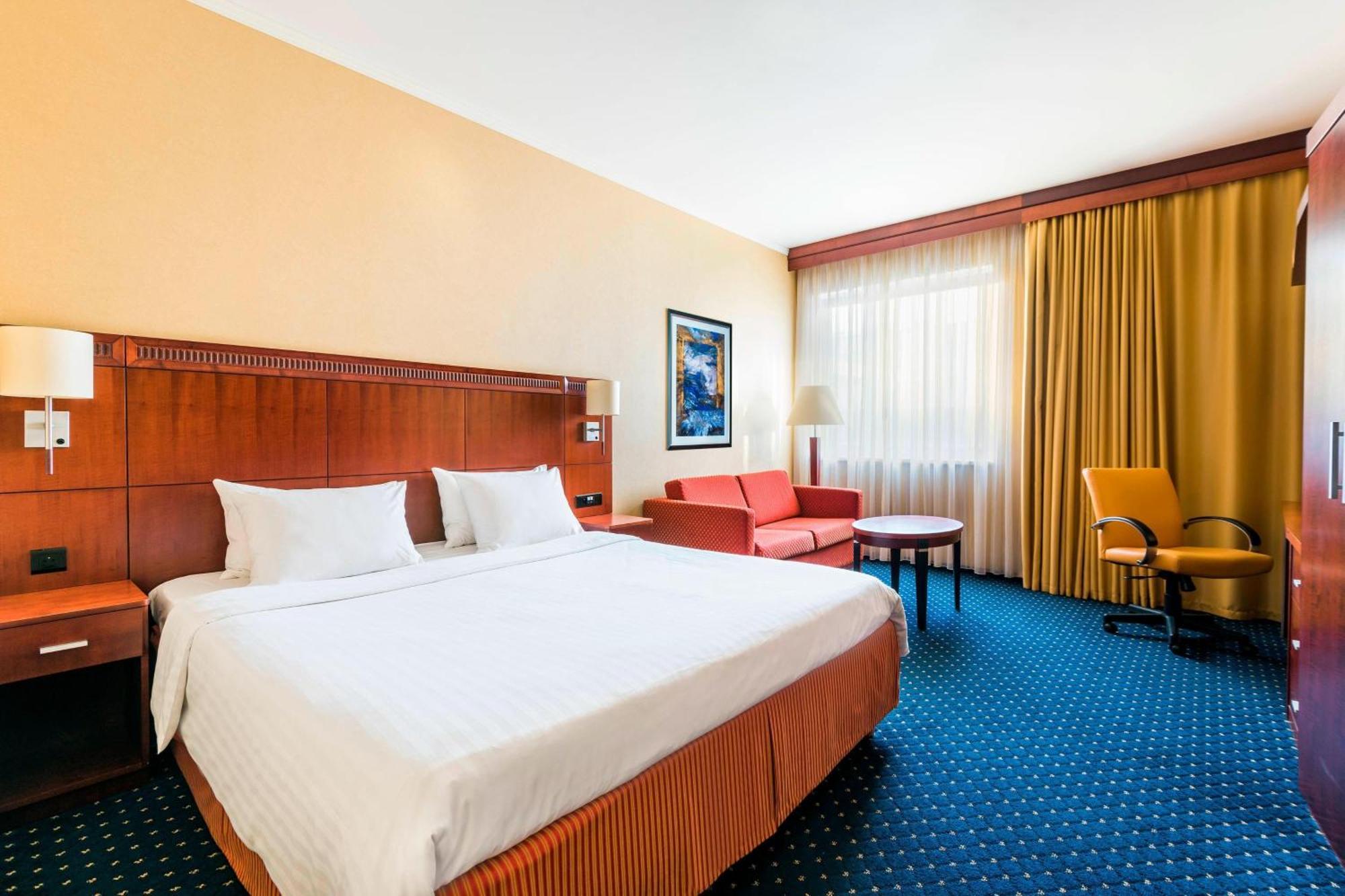 Courtyard By Marriott Prague City Bagian luar foto